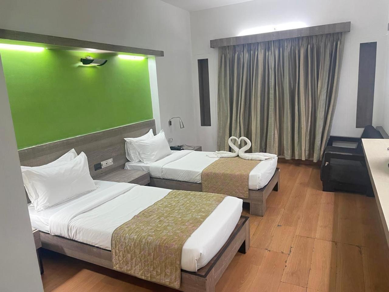 Hotel The Sky Imperial, Gandhinagar Zewnętrze zdjęcie