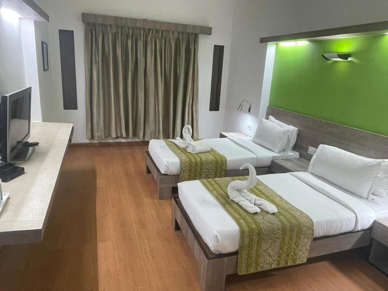 Hotel The Sky Imperial, Gandhinagar Zewnętrze zdjęcie