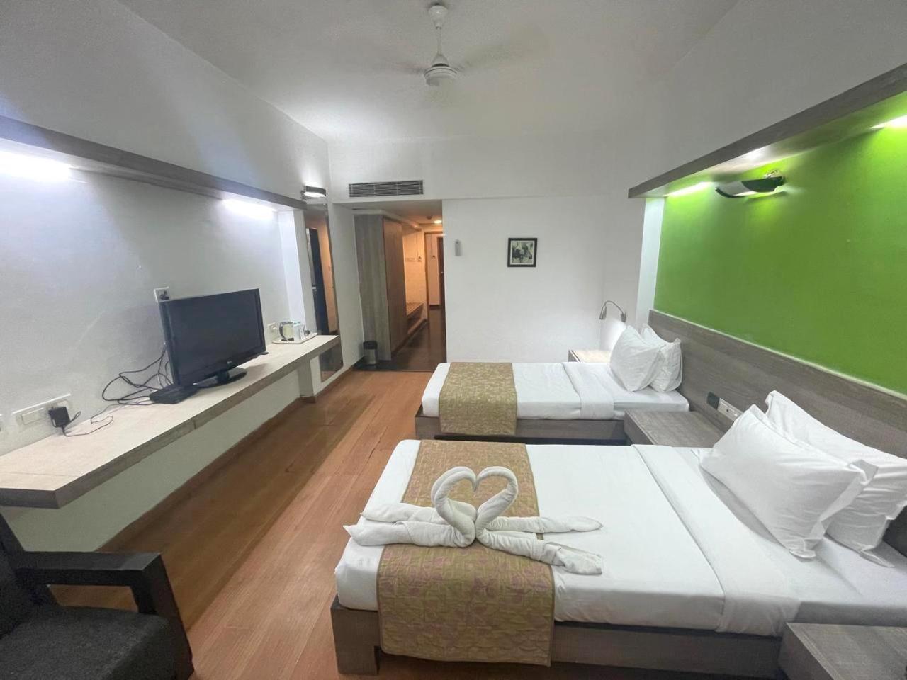 Hotel The Sky Imperial, Gandhinagar Zewnętrze zdjęcie