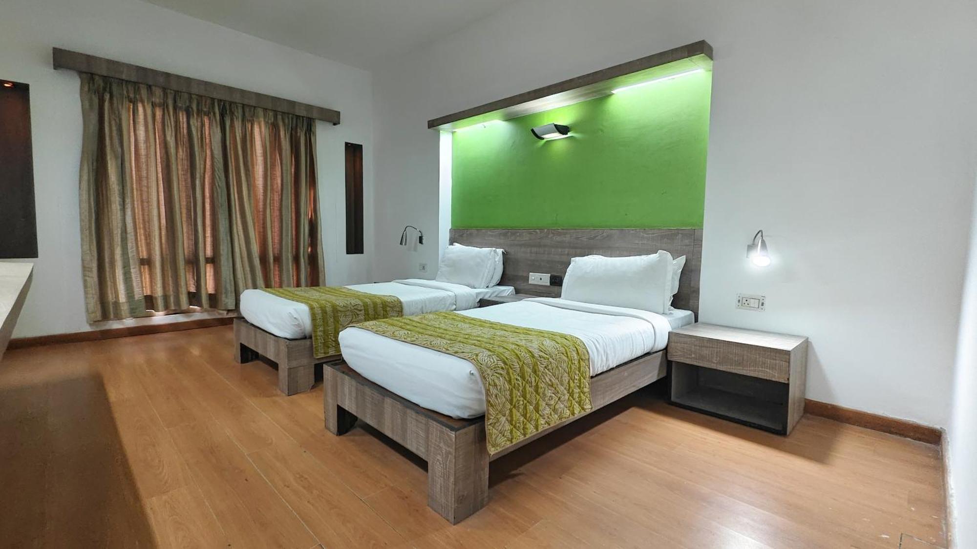 Hotel The Sky Imperial, Gandhinagar Zewnętrze zdjęcie