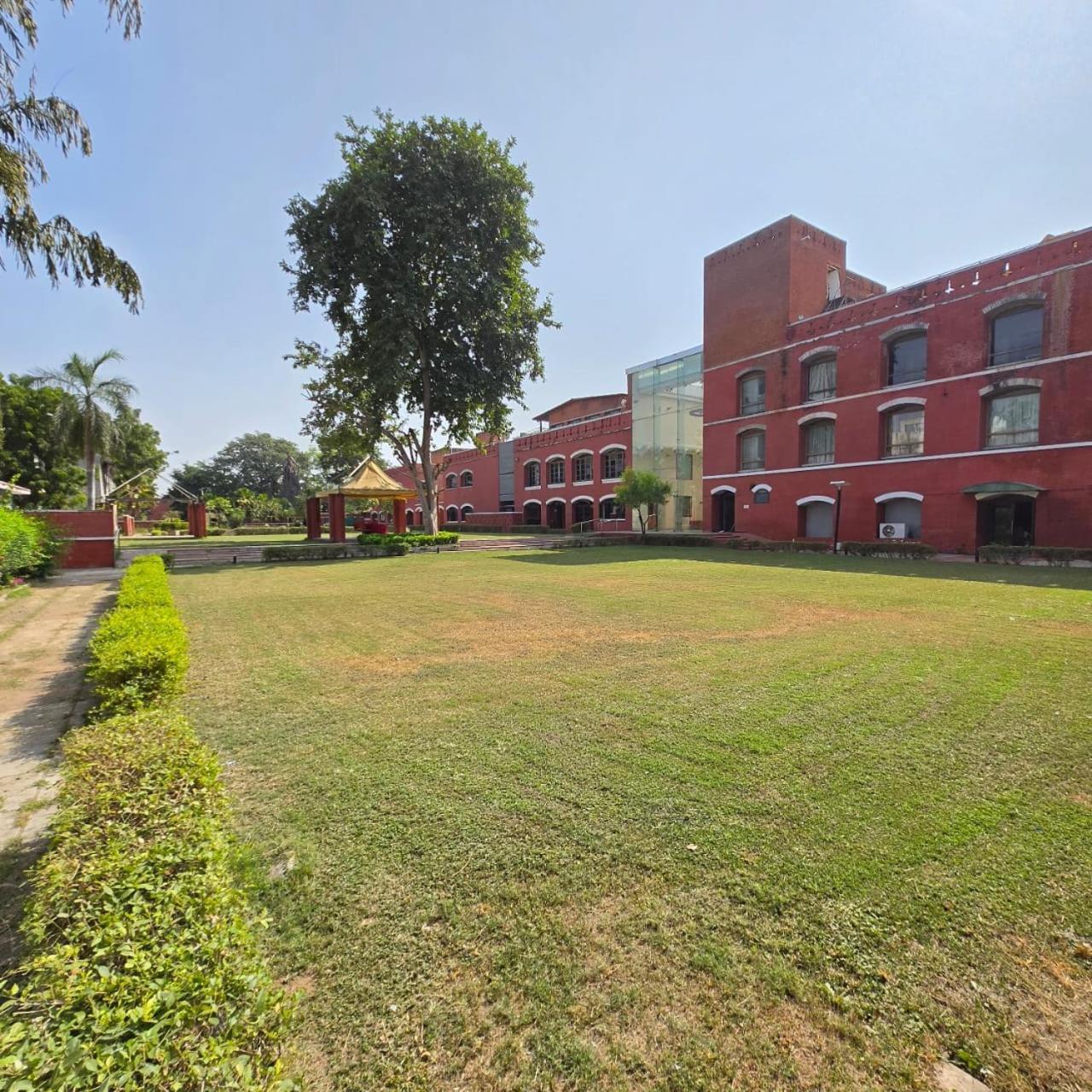 Hotel The Sky Imperial, Gandhinagar Zewnętrze zdjęcie