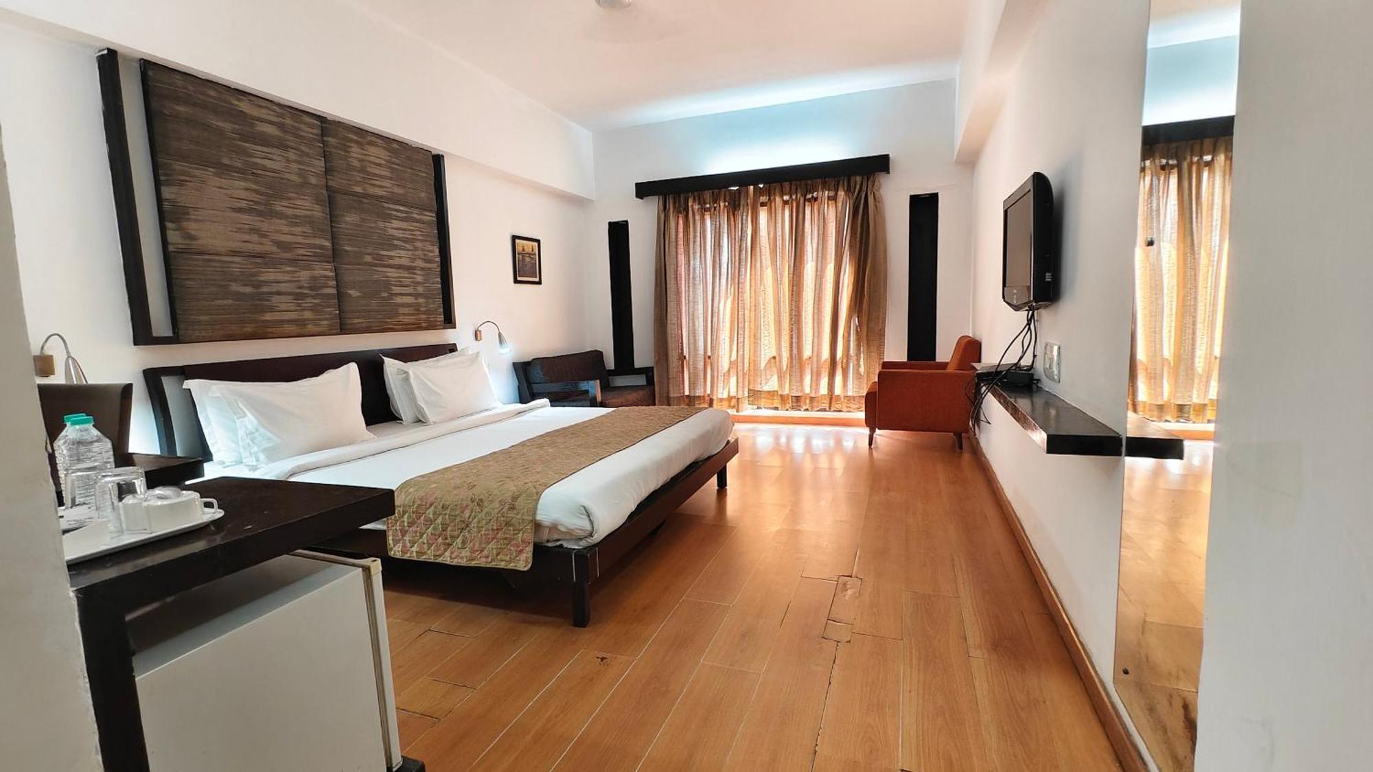 Hotel The Sky Imperial, Gandhinagar Zewnętrze zdjęcie