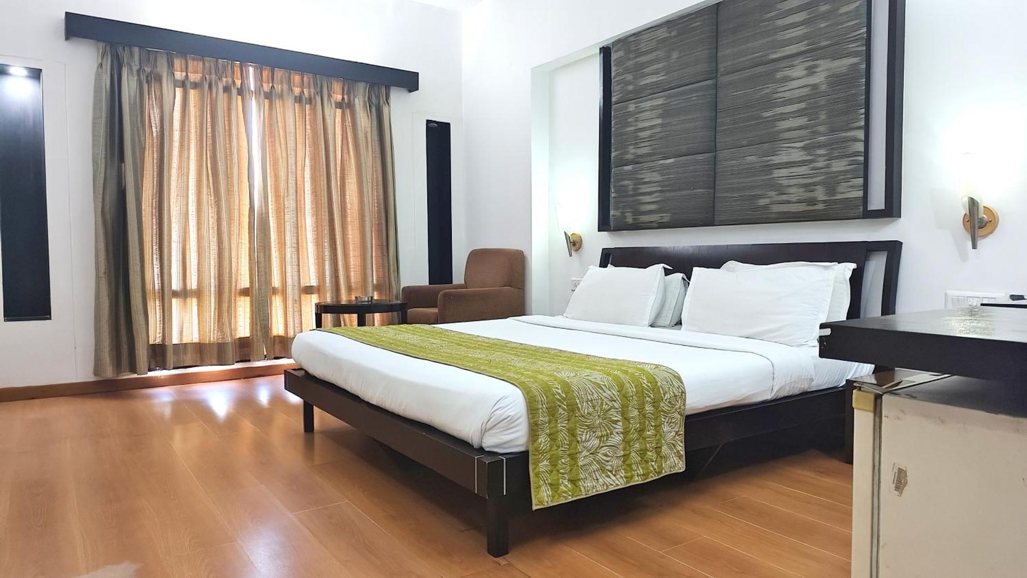 Hotel The Sky Imperial, Gandhinagar Zewnętrze zdjęcie