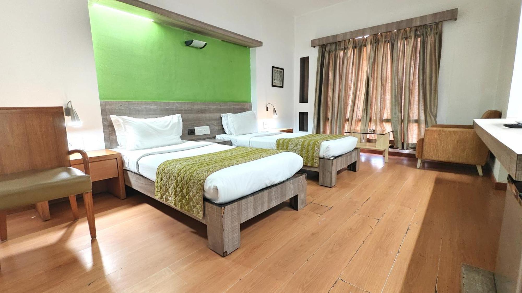 Hotel The Sky Imperial, Gandhinagar Zewnętrze zdjęcie