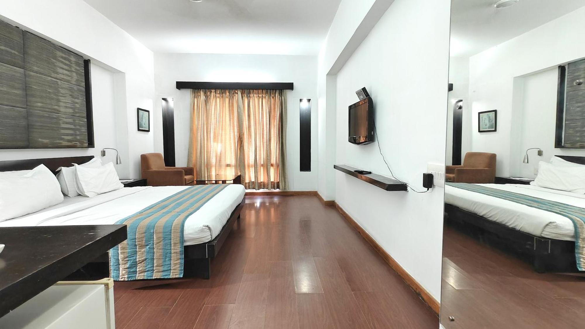 Hotel The Sky Imperial, Gandhinagar Zewnętrze zdjęcie