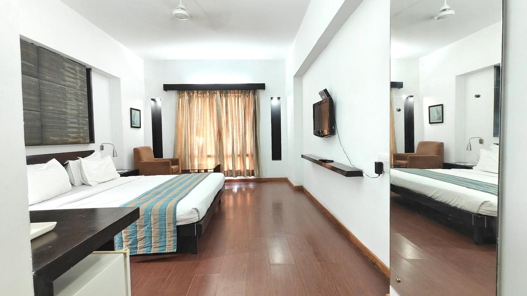 Hotel The Sky Imperial, Gandhinagar Zewnętrze zdjęcie