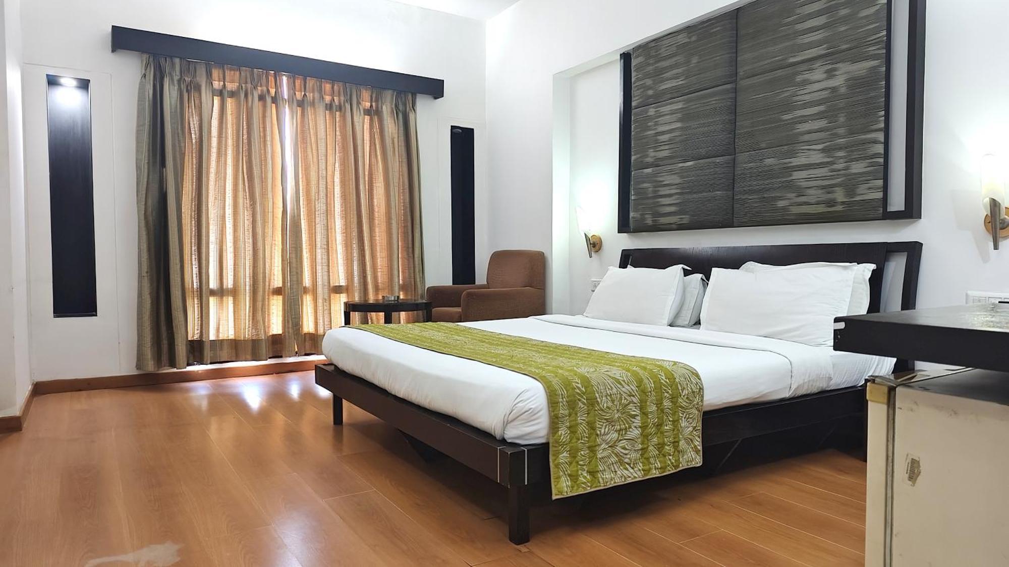 Hotel The Sky Imperial, Gandhinagar Zewnętrze zdjęcie