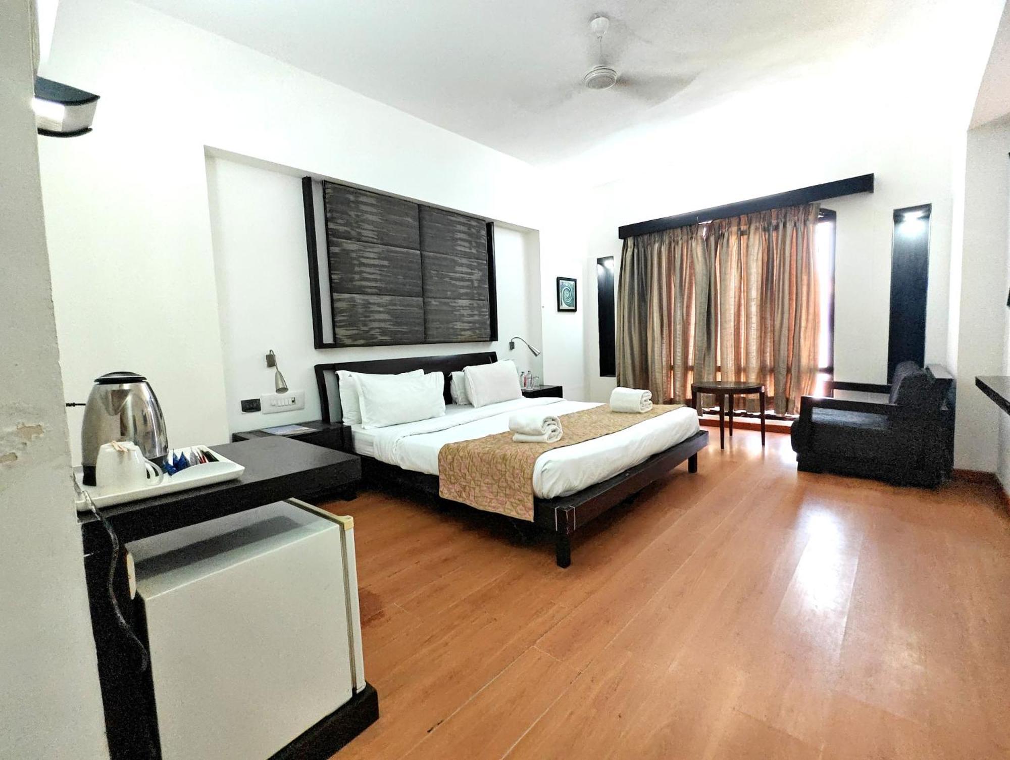 Hotel The Sky Imperial, Gandhinagar Zewnętrze zdjęcie