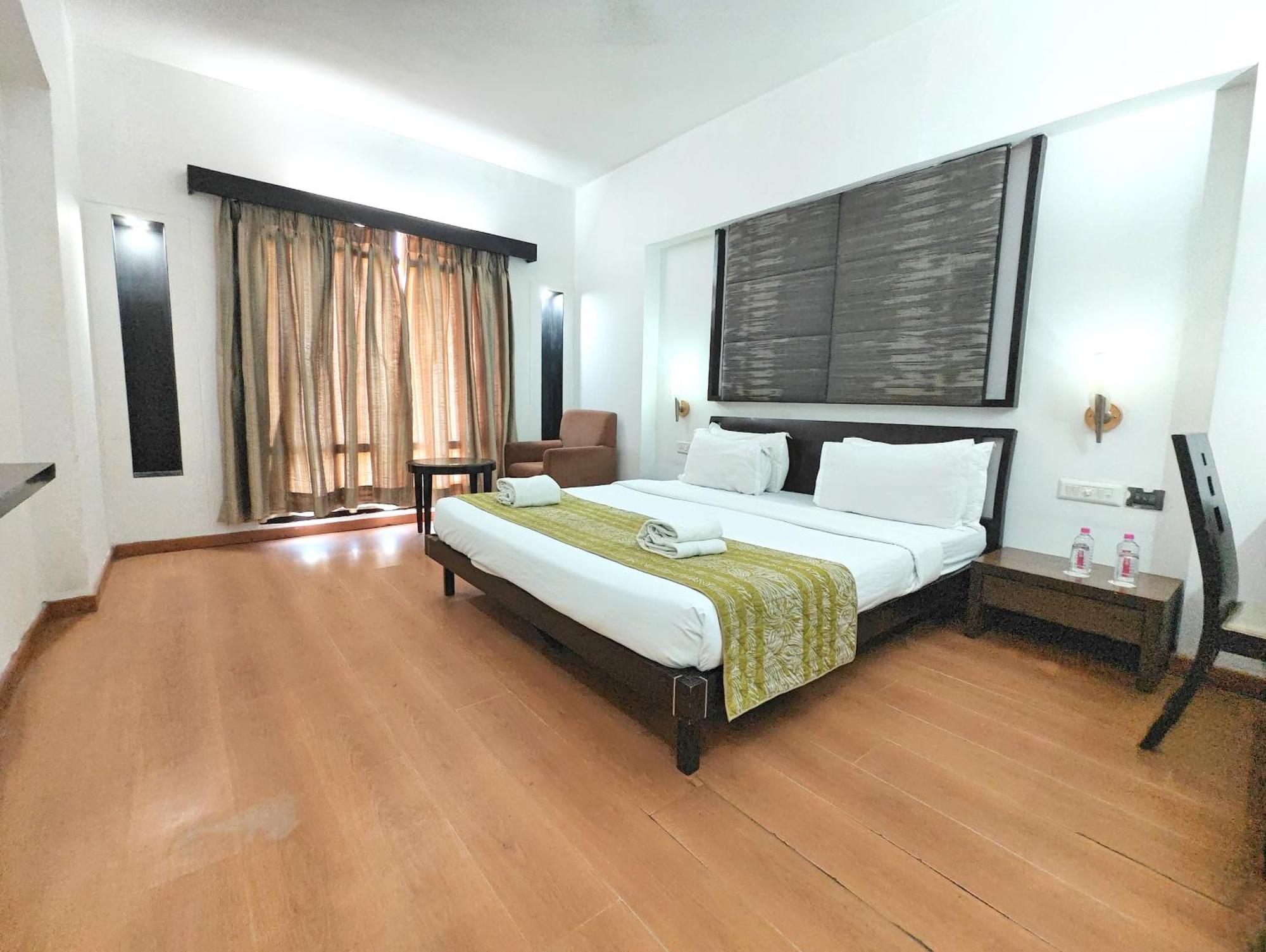 Hotel The Sky Imperial, Gandhinagar Zewnętrze zdjęcie